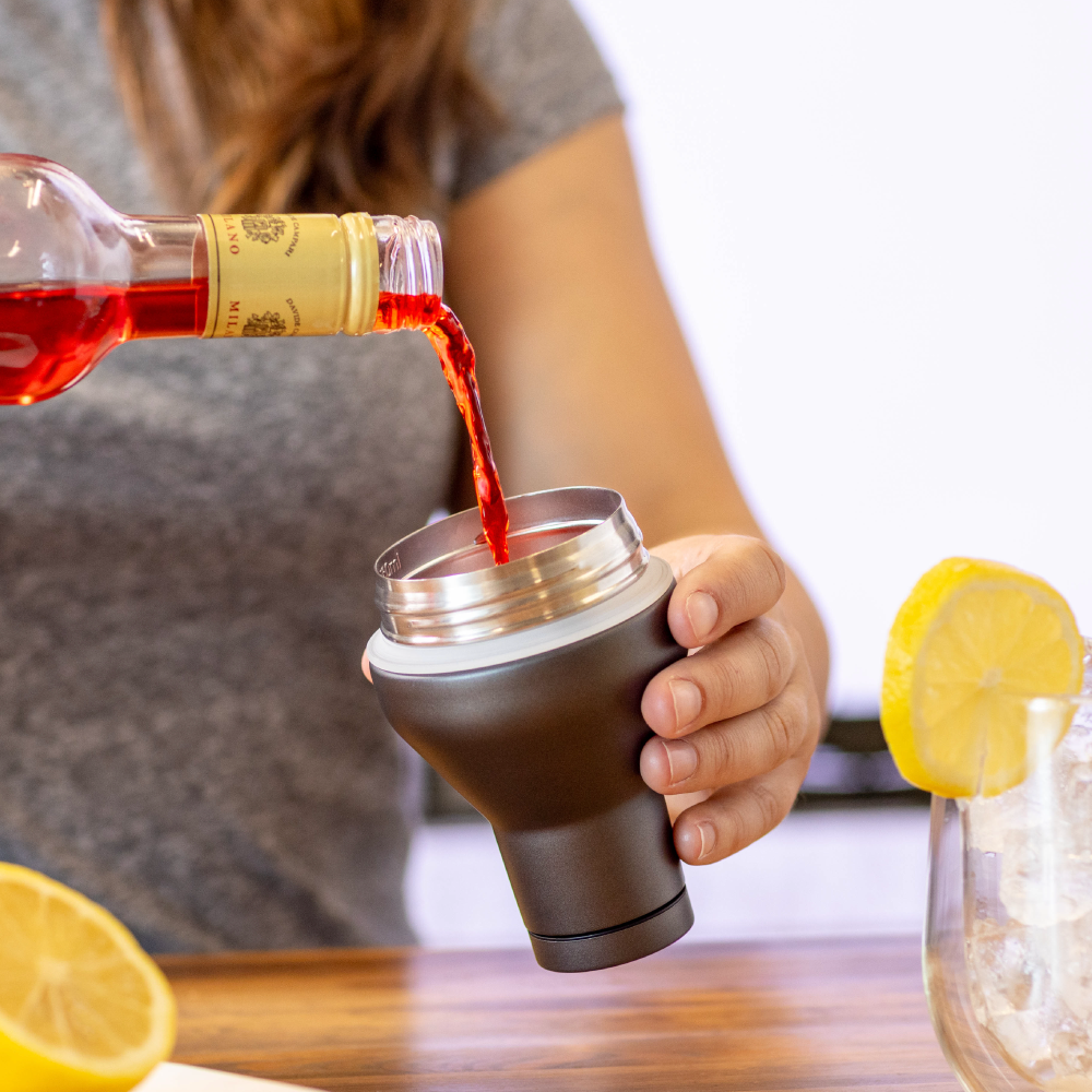 cocktail-shaker-lid-o7 Cocktail_Shaker_lifestyle_2_b714e13d-dd84-4844-956f-11cddc294041.png